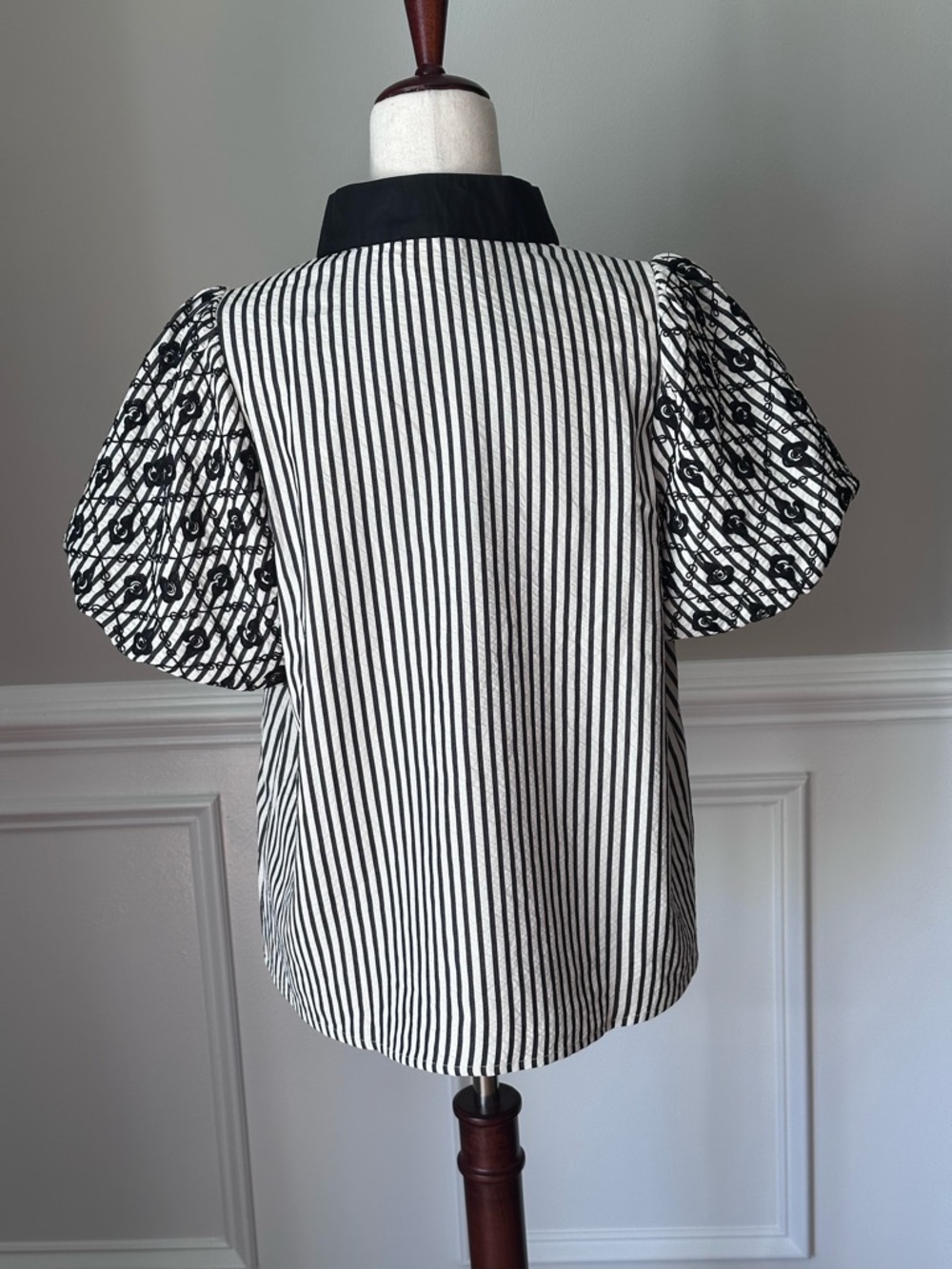 Entro Black and White Mixed Print Puff Sleeve Top size Small - Picture 3 of 10